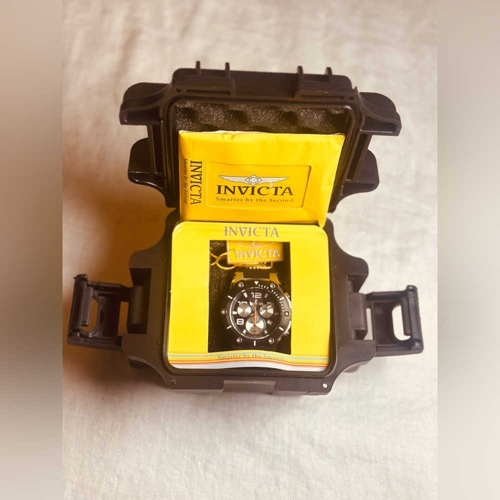 NEW IN A BOX Invicta Speedway Men's Watch, model 22235/Collectible/Combat Spot